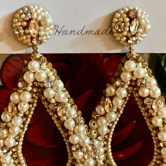 🌺🎉HP🎉🌺 NWT Deepa Gurnani Pearl & Crystal Hoop Chandeliers - Picture 4 of 16